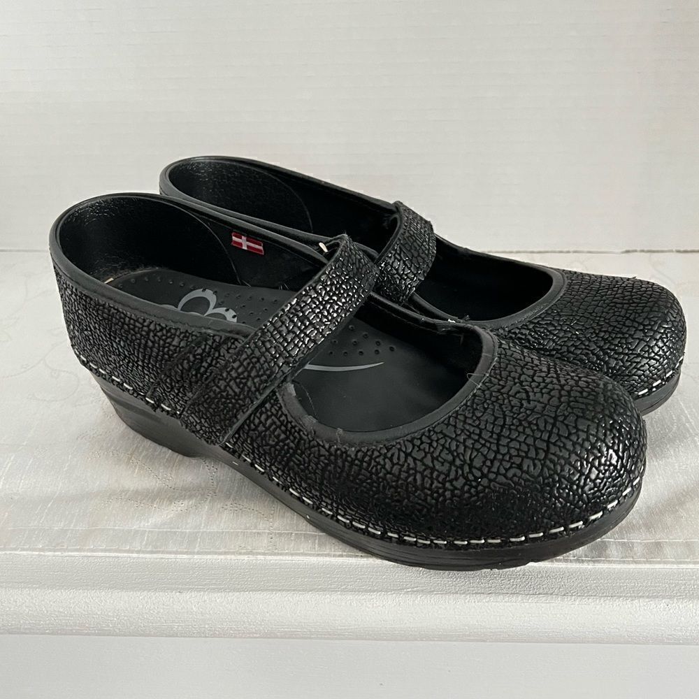 Sanita DUCK HEAD BECKY NURSING Black Patent Snakeskin CLOG SHOES
SIZE 7